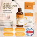 Een flesje en doos Sylk Vitamine C serum op een achtergrond van glaswerk, met tekstvakken: Dermatologisch getest, Patch getest, Licht & niet vet, Zacht voor alle huidtypes.
