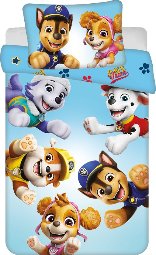 Lichtblauwe dekbedovertrek met de Paw Patrol pups Chase, Marshall, Skye, Everest, Rubble en Zuma vliegend op een blauwe lucht.