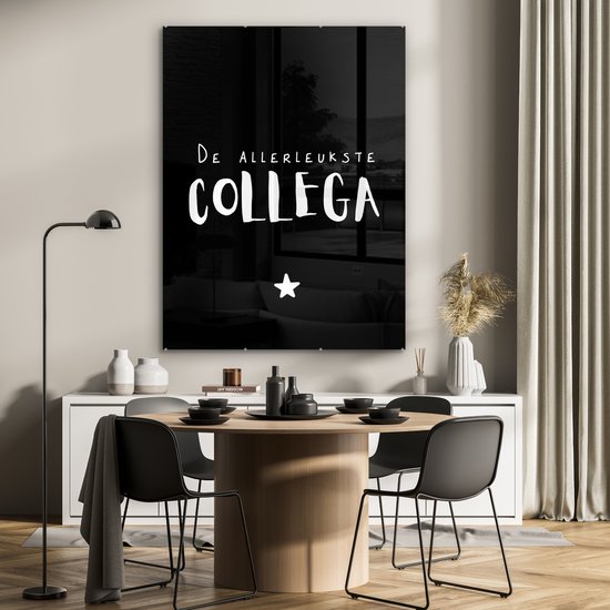 ® Glasschilderij 90x120 cm - Schilderij acrylglas - Spreuken - De allerleukste collega - Quotes - Collega - Foto op glas - Muurdecoratie woonkamer - Wanddecoratie slaapkamer - Schilderijen