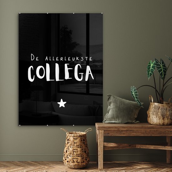 ® Glasschilderij 90x120 cm - Schilderij acrylglas - Spreuken - De allerleukste collega - Quotes - Collega - Foto op glas - Muurdecoratie woonkamer - Wanddecoratie slaapkamer - Schilderijen