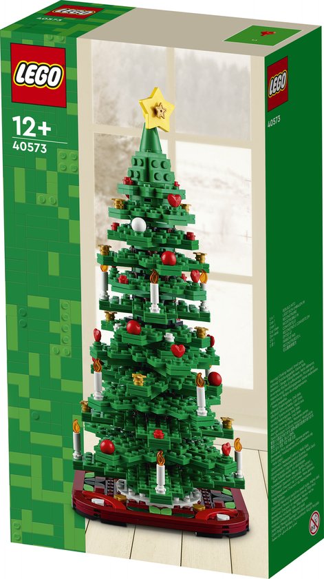 Sapin de Noël LEGO 40573 sur son emballage, devant un encadrement de fenêtre.