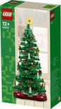 Sapin de Noël LEGO 40573 sur son emballage, devant un encadrement de fenêtre.