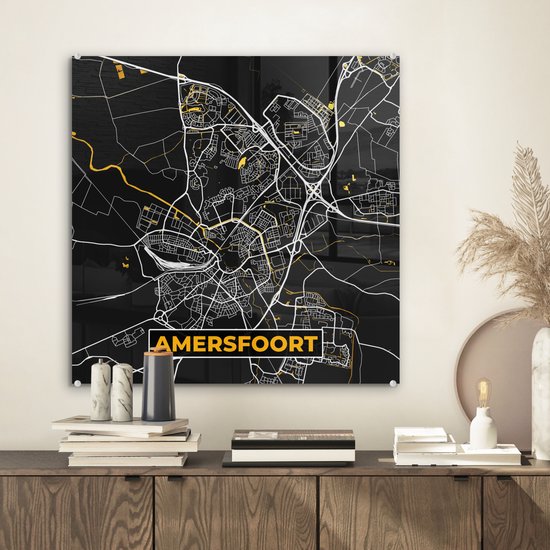 ® Glasschilderij 50x50 cm - Schilderij acrylglas - Plattegrond - Amersfoort - Goud - Zwart - Foto op glas - Muurdecoratie woonkamer - Wanddecoratie slaapkamer - Schilderijen - Stadskaart