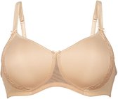 Beige beugelvrije bh met kanten randen, strikjes op de bandjes en middenvoor.