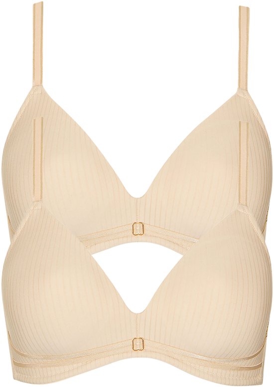 Twee beige bh's met beugel, met verticale ribbelstructuur en decoratieve gouden gespjes.