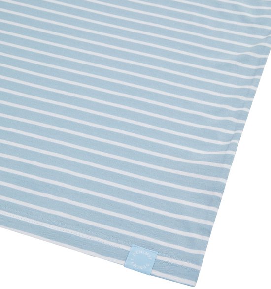 Lichtblauwe en witte streepjestop, close-up van de stof met merklabel.