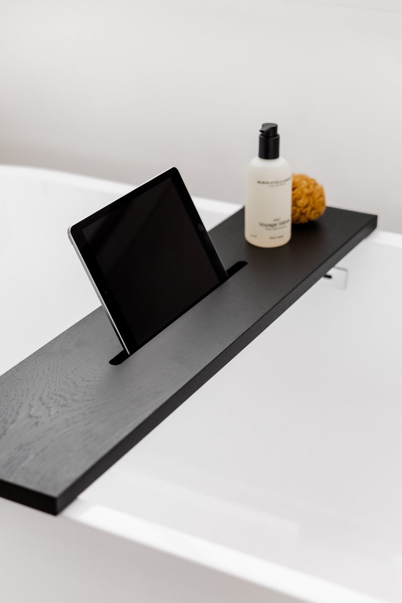 Luxe badplank zwart - 70 cm - Zwarte badplank massief eiken - Badplank hout - met tablethouder - Sterk en massief eikenhout - Limited Edition
