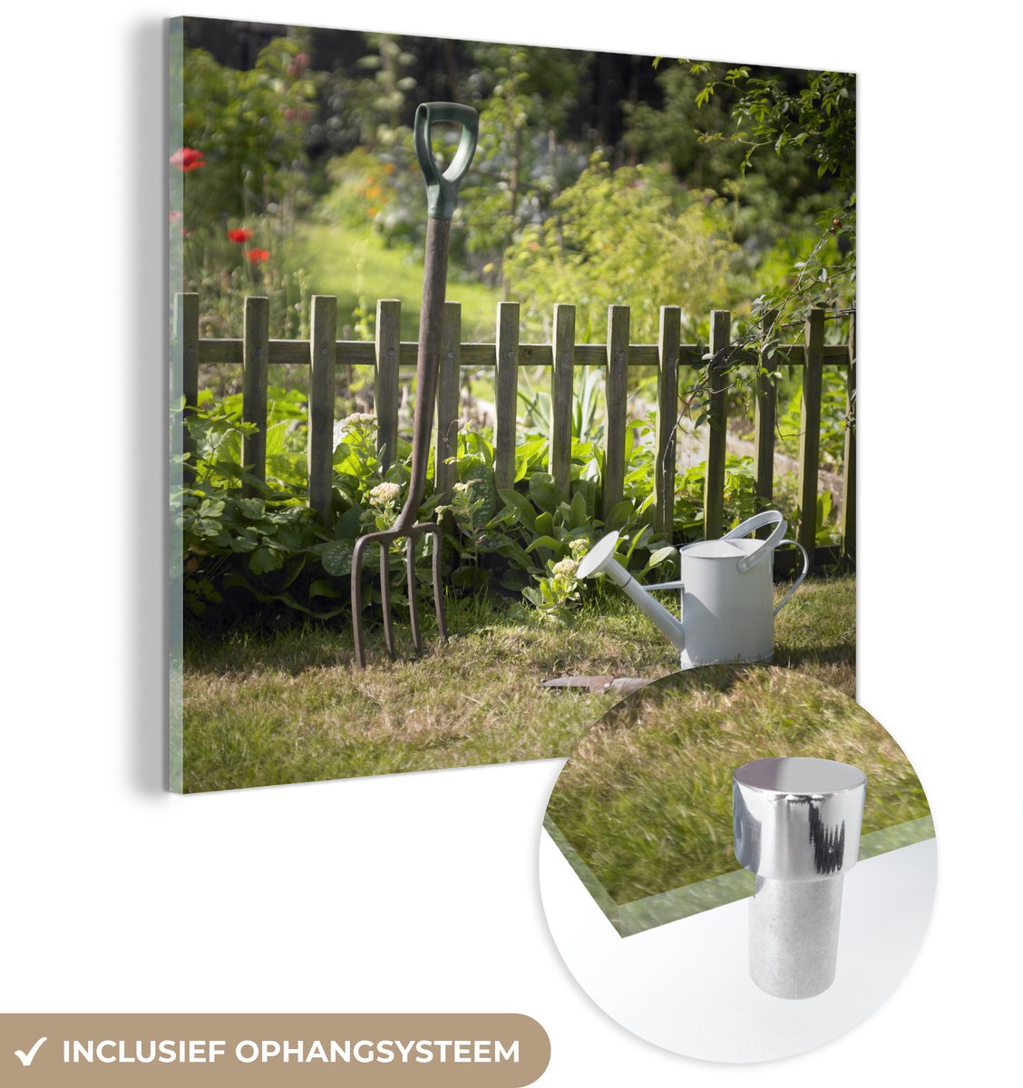 ® Glasschilderij 50x50 cm - Schilderij acrylglas - Een hooivork en een gieter in een tuin 