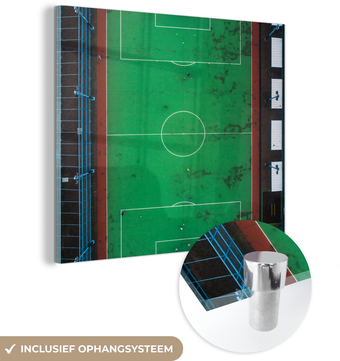 ® Glasschilderij 20x20 cm - Schilderij acrylglas - Veld - Voetbal - Groen - Foto op glas - Muurdecoratie woonkamer - Wanddecoratie slaapkamer - Schilderijen