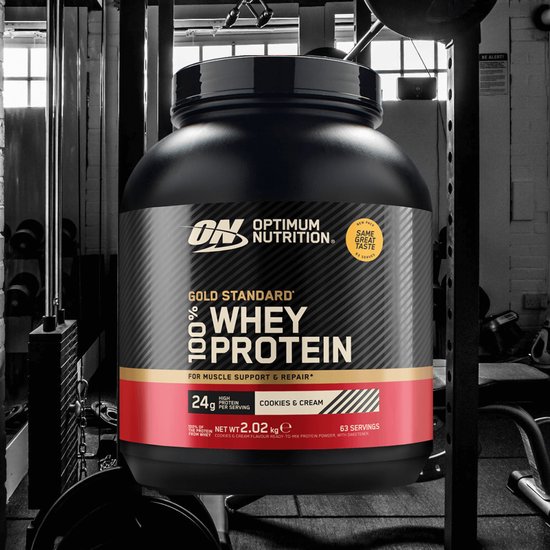 Optimum Nutrition Gold Standard 100% Whey Protein Cookies & Cream 2,02 kg in een sportzaal.