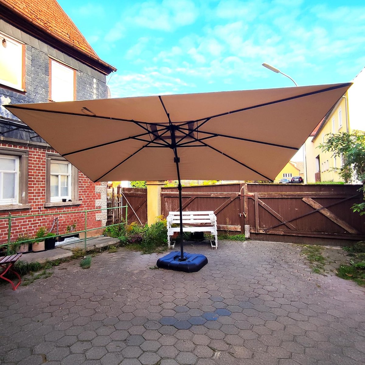 Zweefparasol 270x350 cm Rechthoekig met Standaard – 360° Draaibaar, Aluminium Frame, UV50+ Waterafstotend, Verstelbare Hoogte, Luxe Terrasparasol Beige – Faisal