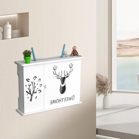Witte opbergkast met herten- en takkenmotief, opgehangen aan de muur in een modern ingerichte ruimte.