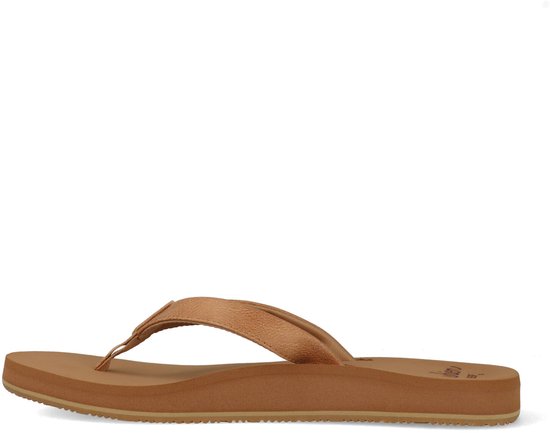 Zijaanzicht van bruine Reef teenslippers met suède bandjes.