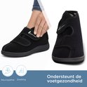 Zwarte Liromed schoen met klittenbandsluitingen. Geschikt voor neuropathie en zwelling.