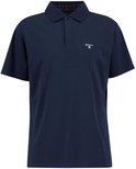 Navy polo met korte mouwen en een geborduurd Barbour-logo op de borst. Kraag met subtiel ruitpatroon aan de binnenkant.