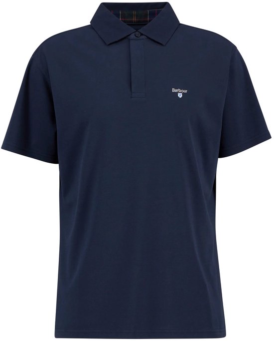 Navy polo met korte mouwen en een geborduurd Barbour-logo op de borst. Kraag met subtiel ruitpatroon aan de binnenkant.
