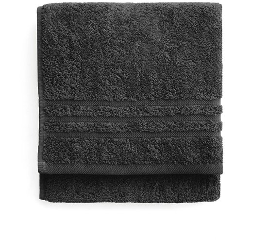 Donkergrijze badstof handdoek, gevouwen met een gestreepte bies.