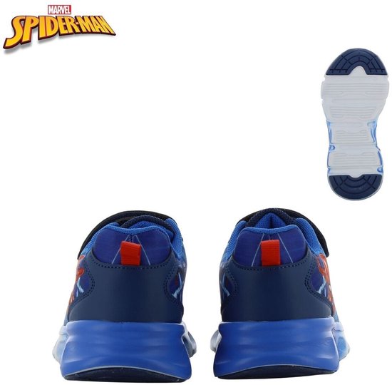Achterkant van blauwe Spiderman schoenen voor kinderen met lichtjes. Rode lus aan de hiel en Spiderman-print op de zijkant.