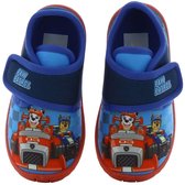 Bovenkant van blauwe Paw Patrol pantoffels met rode zolen en klittenbandsluiting. Met Chase en Marshall op raceauto's.