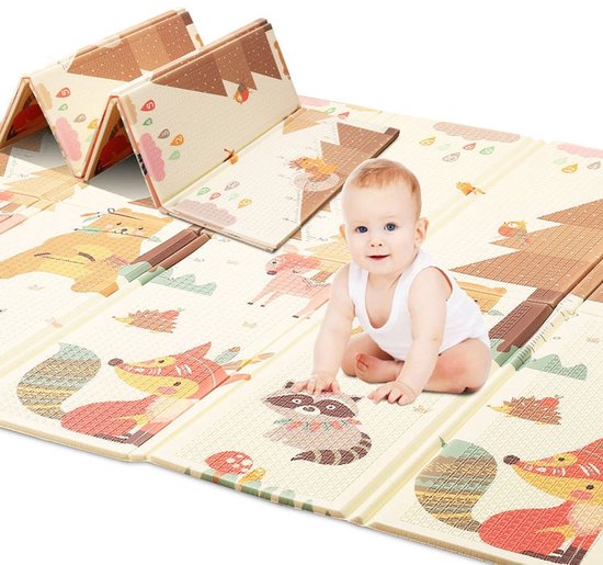 Baby op een beige speelmat met vossen, beren, egels en wasberen.
