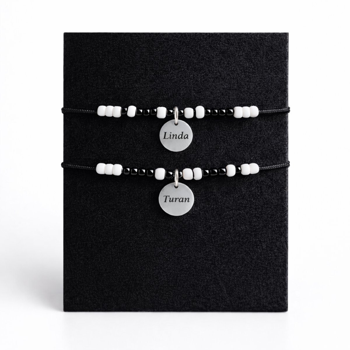 Engravia by Derya – Gepersonaliseerde naam armband – Vriendschapsarmband set – 2 stuks – RVS zilverkleurige 15 mm coin – Verstelbaar koord – Cadeau voor beste vriendin / vriend
