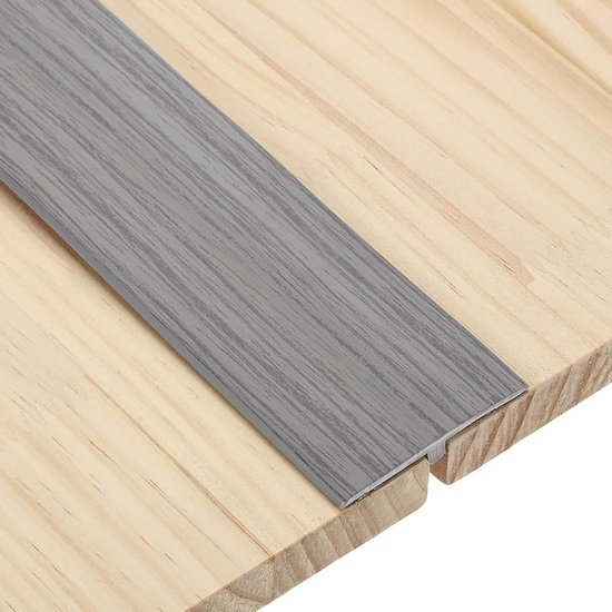 Grijze vloerstrip met houtnerf op een lichte houten vloer.