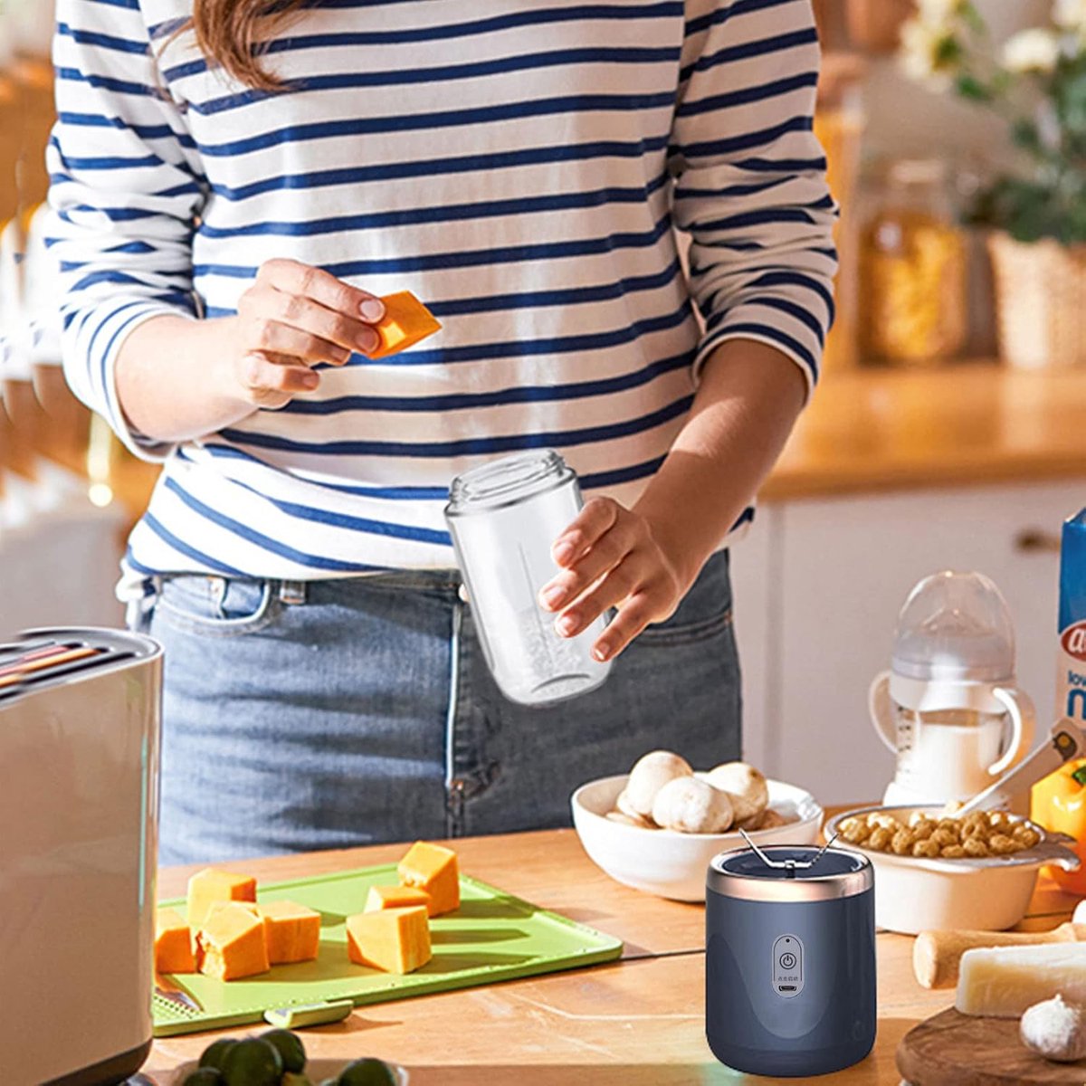 HORCONDORM S.R.L. Elektrische mini-blender, 300 ml, draagbare blender, sapbeker, fles, fruitmixer, 1200 mAh, USB-oplaadbaar, met deksel, 6 messen voor het malen van het (blauw, 6 messen, deksel) thumbnail 3