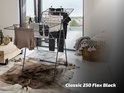 Zwart Classic 250 Flex droogrek in een woonkamer met uitzicht op de tuin, met wasgoed.