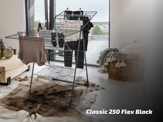 Zwart Classic 250 Flex droogrek in een woonkamer met uitzicht op de tuin, met wasgoed.