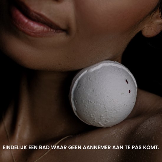 Schouder en nek van een vrouw met een wit badbruisbal op de huid.