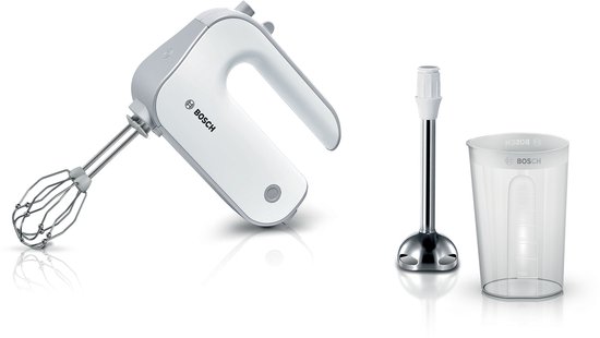 Witte Bosch handmixer met kloppers, staafmixervoet en een maatbeker.