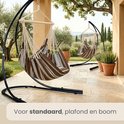 Twee gestreepte hangstoelen in een tuin, één hangend aan een standaard, één aan een boom.