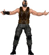 Actiefiguur van Bane, compleet met masker, bruin vest en grijze broek, met armen wijd open.