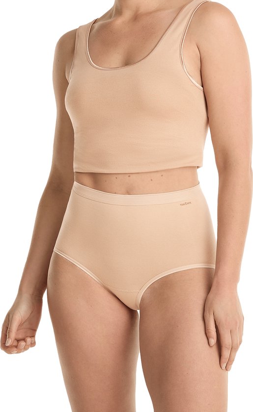 Model draagt een beige, hoge taille slip van biologisch katoen met stretch.