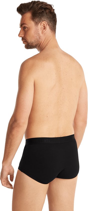 Man, staand, met zwarte slip, logo op tailleband.