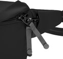 Detailopname van de ritssluiting en trekker van een zwarte Pacsafe GO Sling tas.