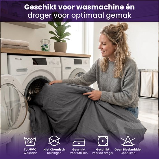 Vrouw laadt donkergrijs dekbed in wasmachine; geschikt voor wasmachine en droger.