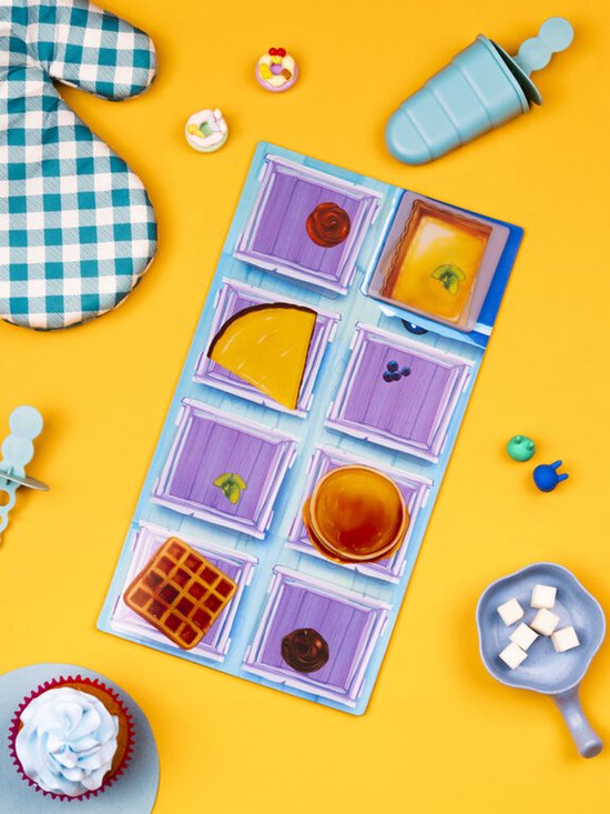 Bordspelonderdelen: ovenwanten, ijscrèmevormpjes en kleine spelborden met zoetigheden.