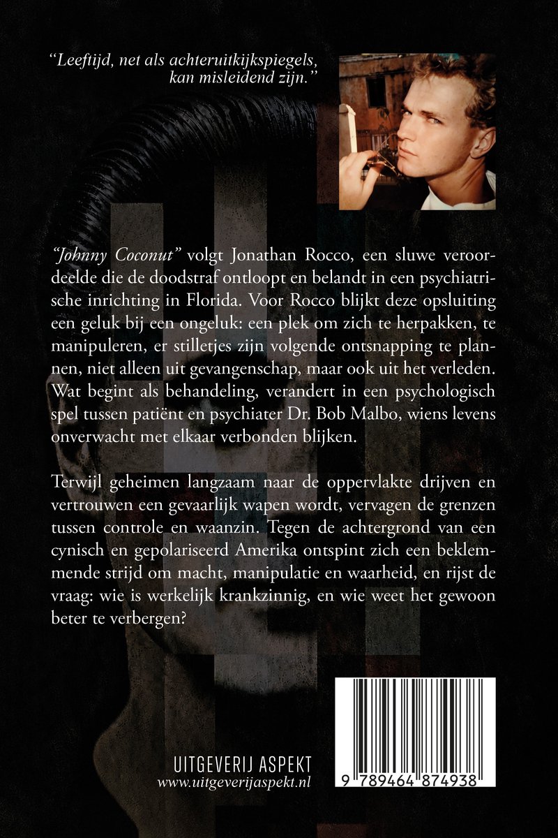 Achterkant boek Johnny Coconut. Een foto van een man die een sigaret rookt. Tekst over het boek.