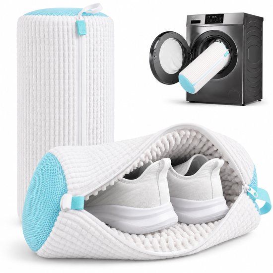 Sac à linge à chaussures blanc et cylindrique avec des extrémités en mesh bleu, fermeture éclair ouverte avec des chaussures blanches à l'intérieur.