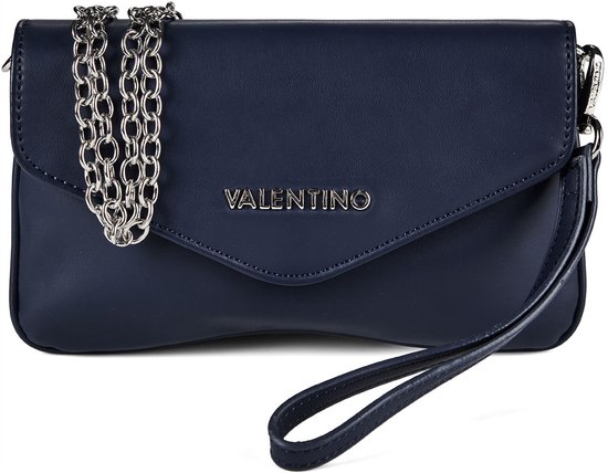 Donkerblauwe Valentino clutch met zilveren ketting en polsband.