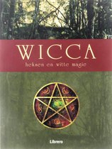 Boekomslag met de titel 'WICCA heksen en witte magie'. Een pentagram met manen en symbolen is in het midden afgebeeld.