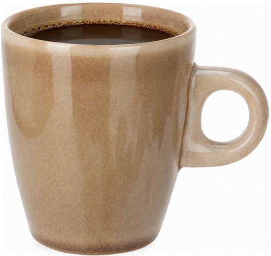 Beige mok met spikkels en gouden rand, gevuld met koffie.
