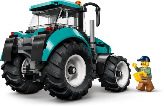 Felgroene tractor met grote banden, witte velgen, met minifiguur met emmer.
