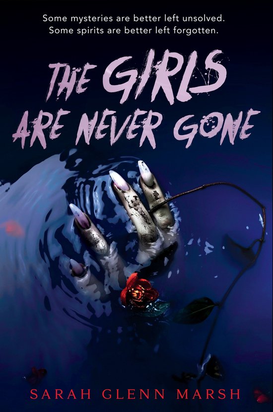 Boekcover met de titel 'THE GIRLS ARE NEVER GONE' in griezelige letters, met een uit het water stekende hand met lange, witte nagels en een rode roos.