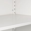 Gedetailleerde close-up van de legplankbevestiging in een grijze metalen kast.