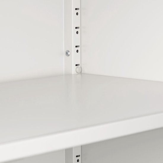 Gedetailleerde close-up van de legplankbevestiging in een grijze metalen kast.