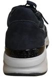 Donkerblauwe Gabor sneaker, van achteren gezien, met witte zool en glimmend detail.