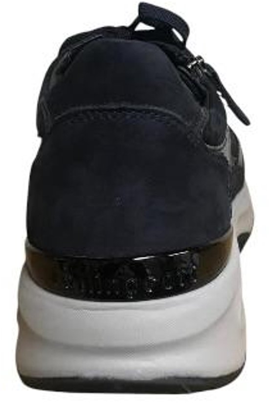 Donkerblauwe Gabor sneaker, van achteren gezien, met witte zool en glimmend detail.
