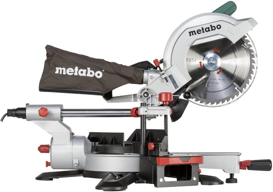 Metabo afkortzaag met zilveren en groene behuizing, met een stofzak.